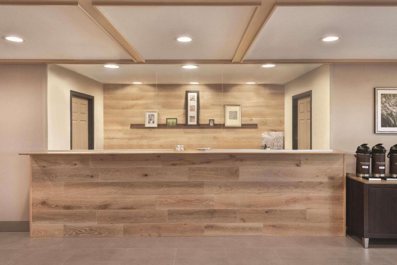 Country Inn & Suites By Radisson, Pella, Ia Bagian luar foto