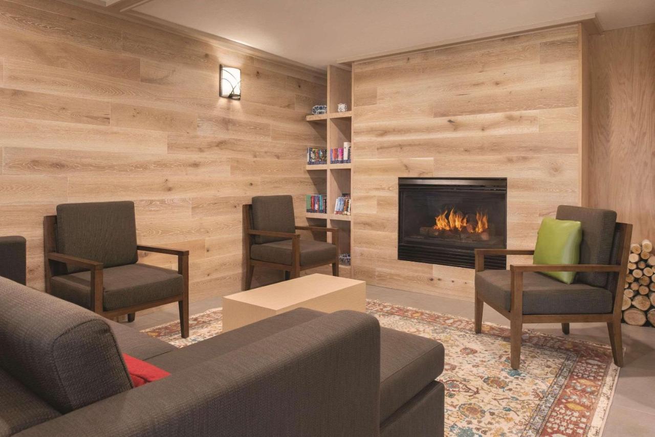 Country Inn & Suites By Radisson, Pella, Ia Bagian luar foto