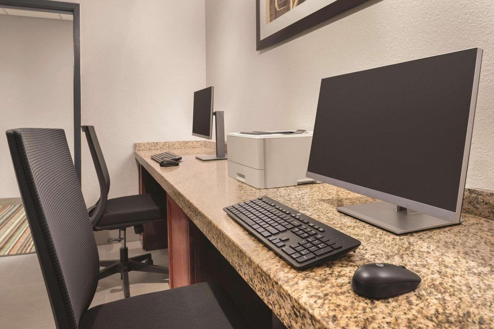 Country Inn & Suites By Radisson, Pella, Ia Bagian luar foto