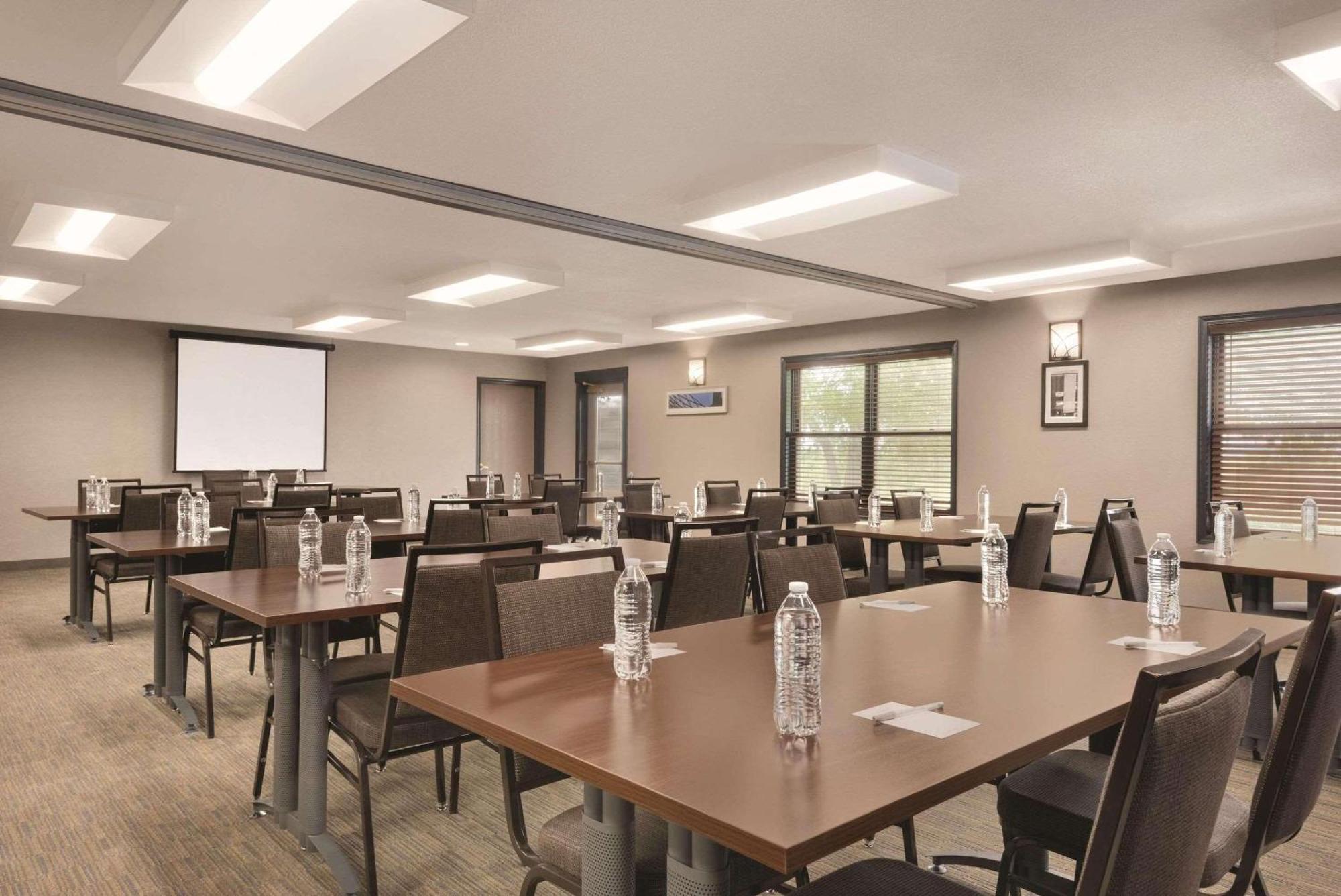 Country Inn & Suites By Radisson, Pella, Ia Bagian luar foto