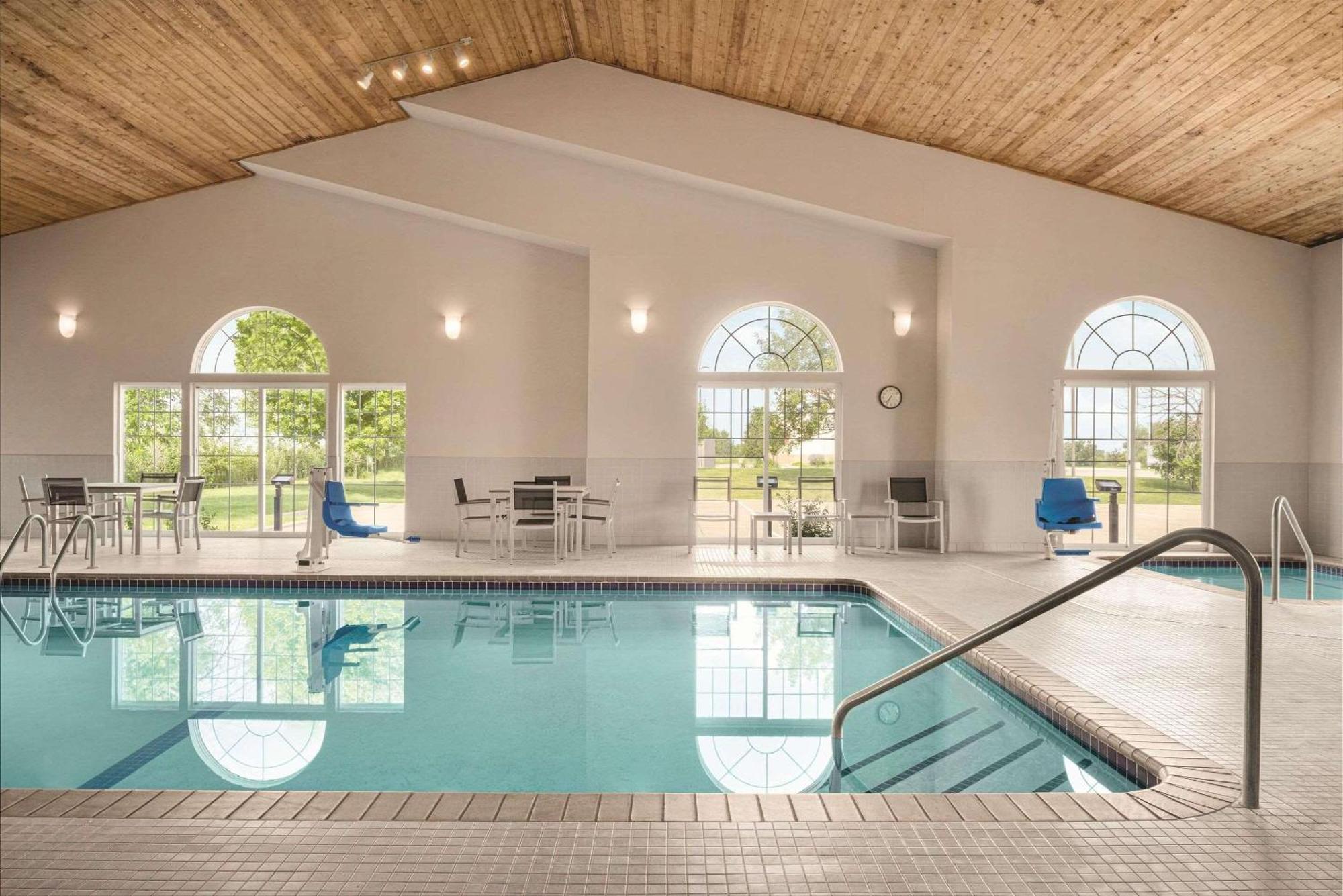 Country Inn & Suites By Radisson, Pella, Ia Bagian luar foto