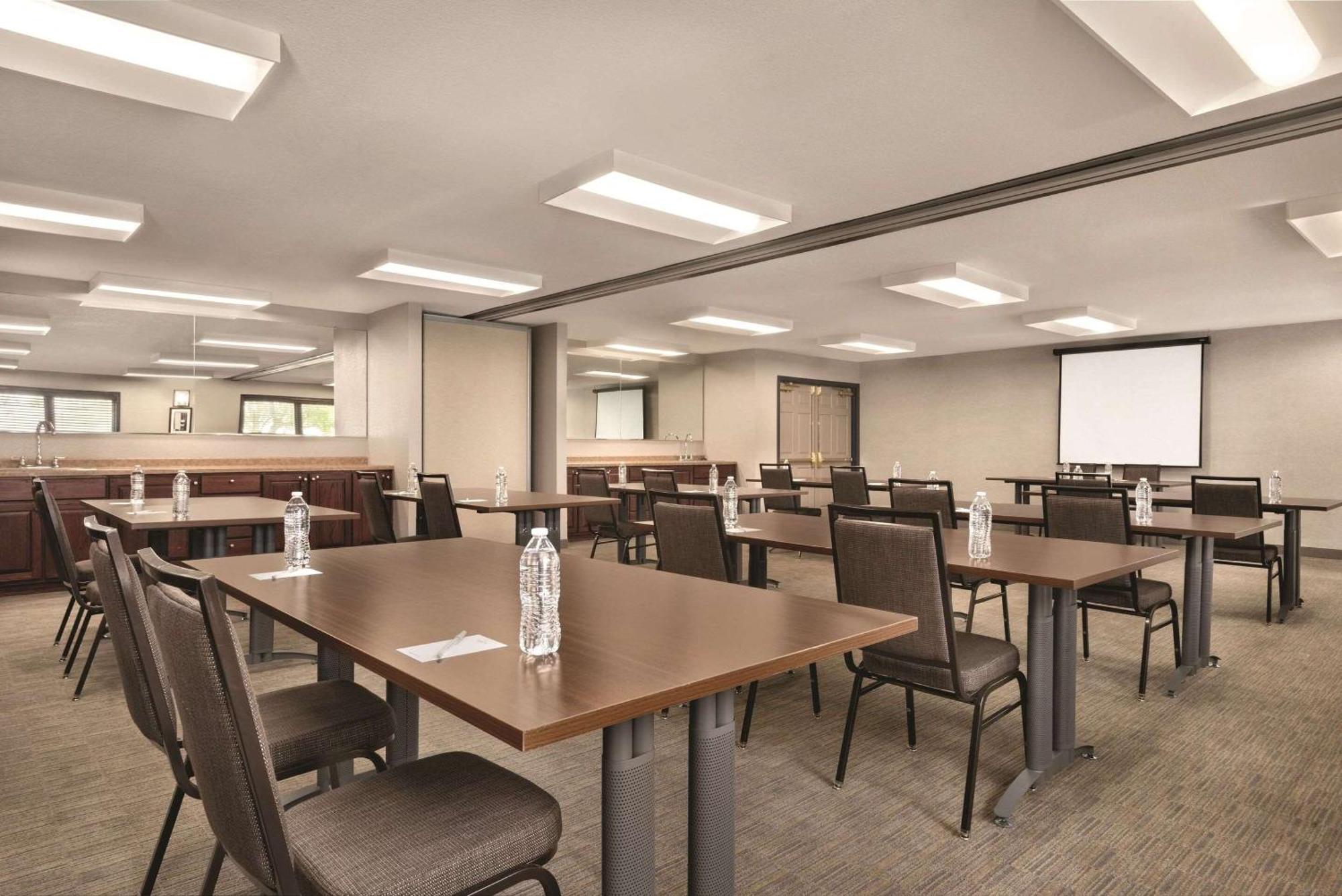 Country Inn & Suites By Radisson, Pella, Ia Bagian luar foto